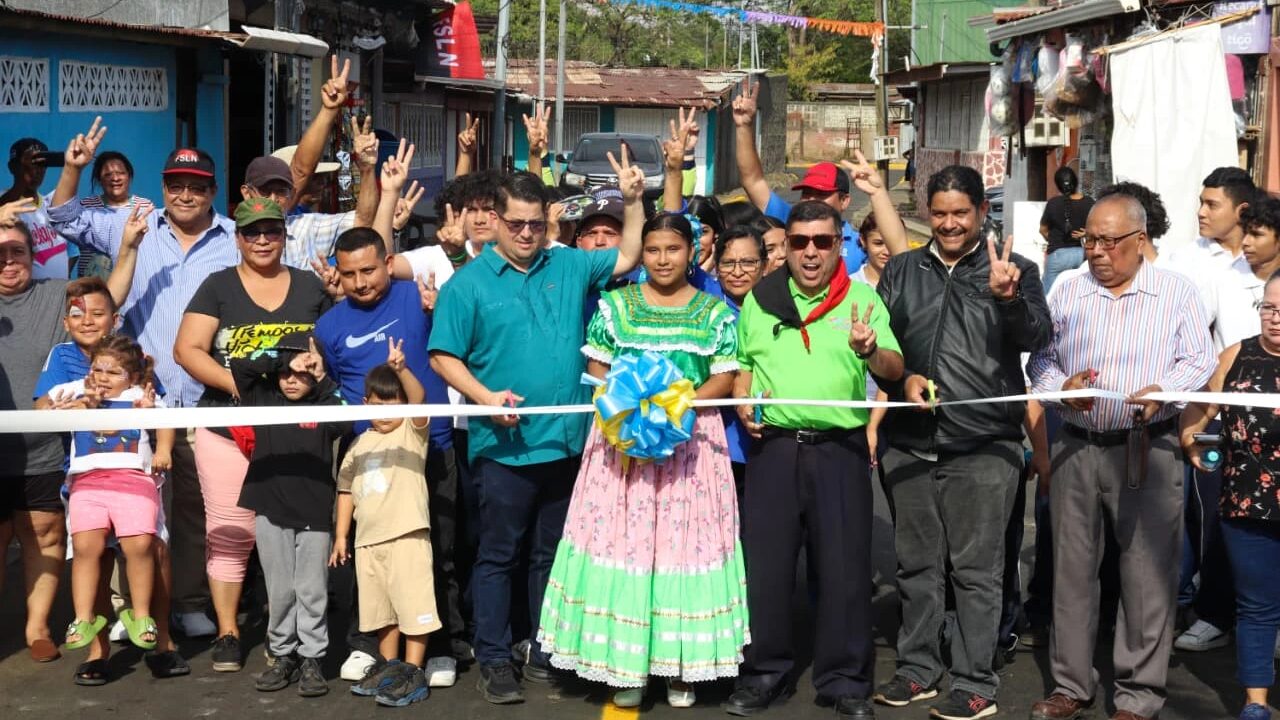 Alcaldía entrega calles recarpeteadas en Selim Shible
