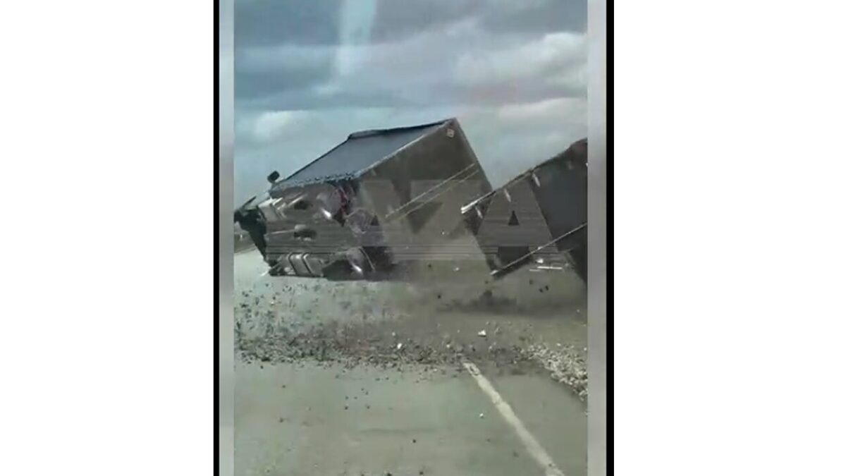Viento vuelca camión de gran tonelaje en plena autopista