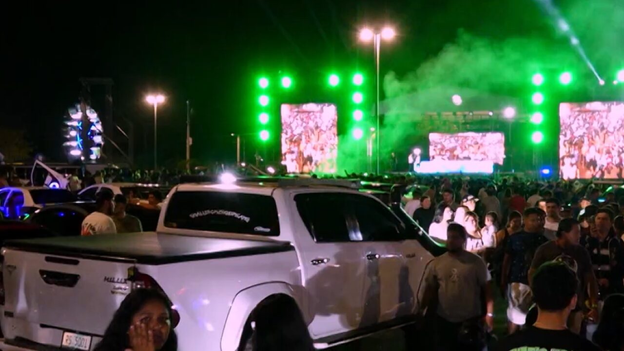 Exhibición automovilística celebra el Día Nacional de la Paz