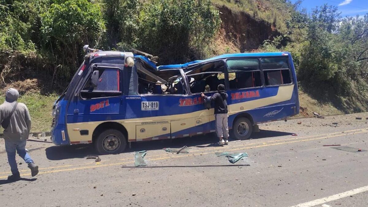 Ataque con explosivo a bus en Colombia deja muertos y heridos