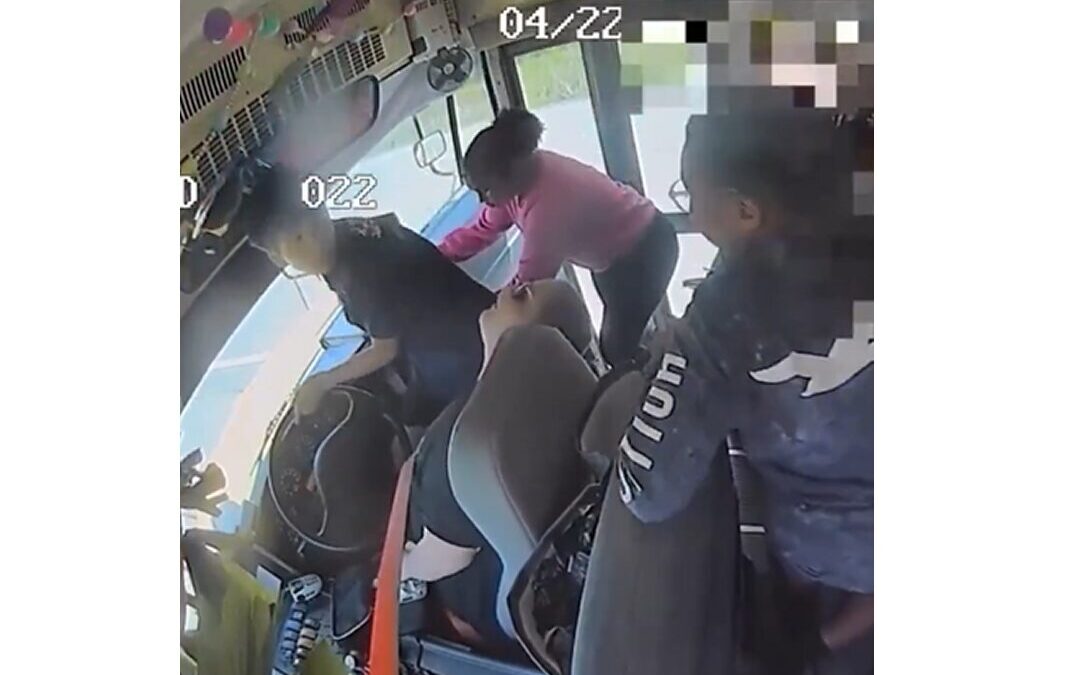 Estudiantes evitan tragedia tras desmayo de conductora escolar