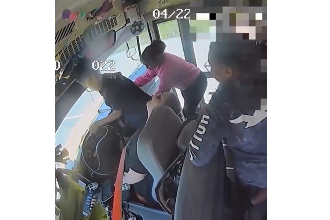 Estudiantes evitan tragedia tras desmayo de conductora escolar