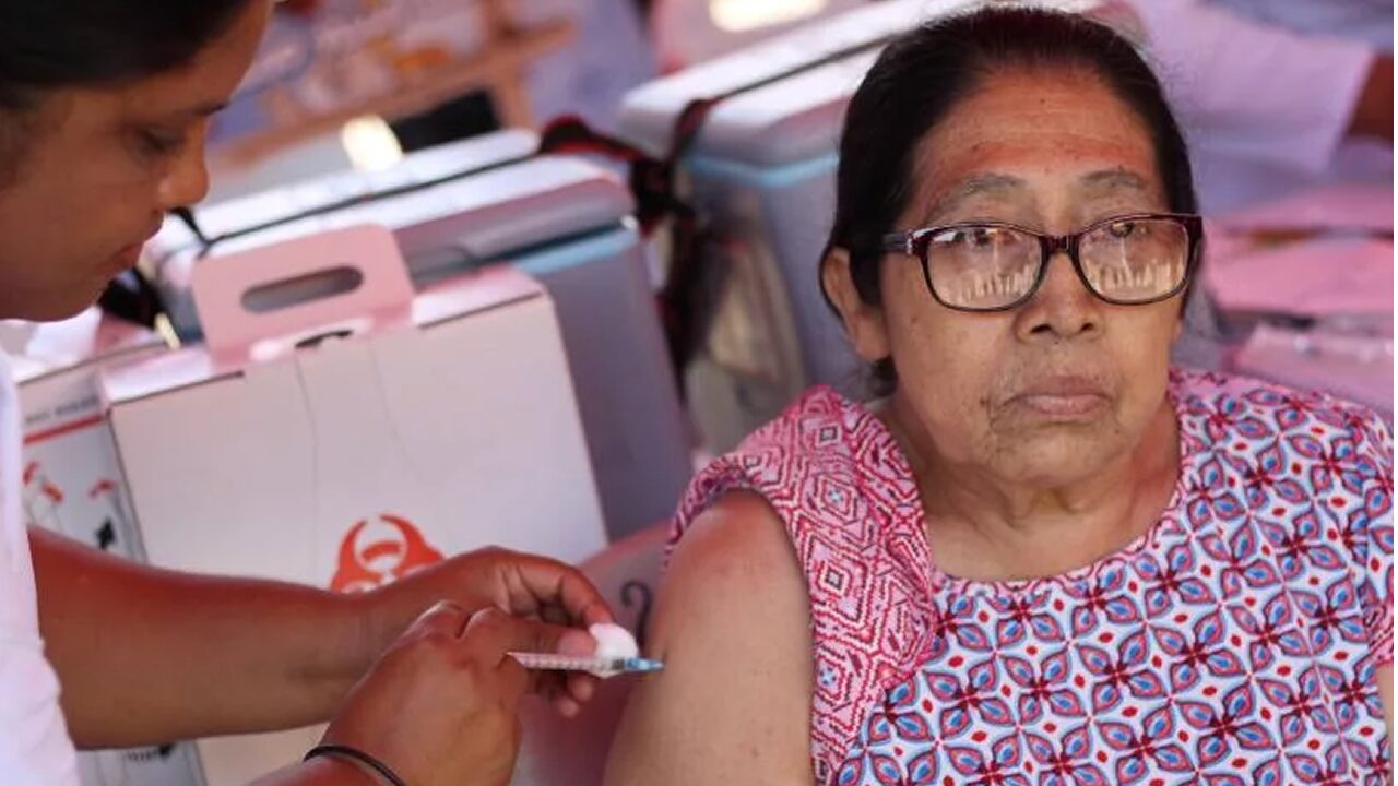 Habitantes de Laureles Sur acuden a la jornada nacional de vacunación