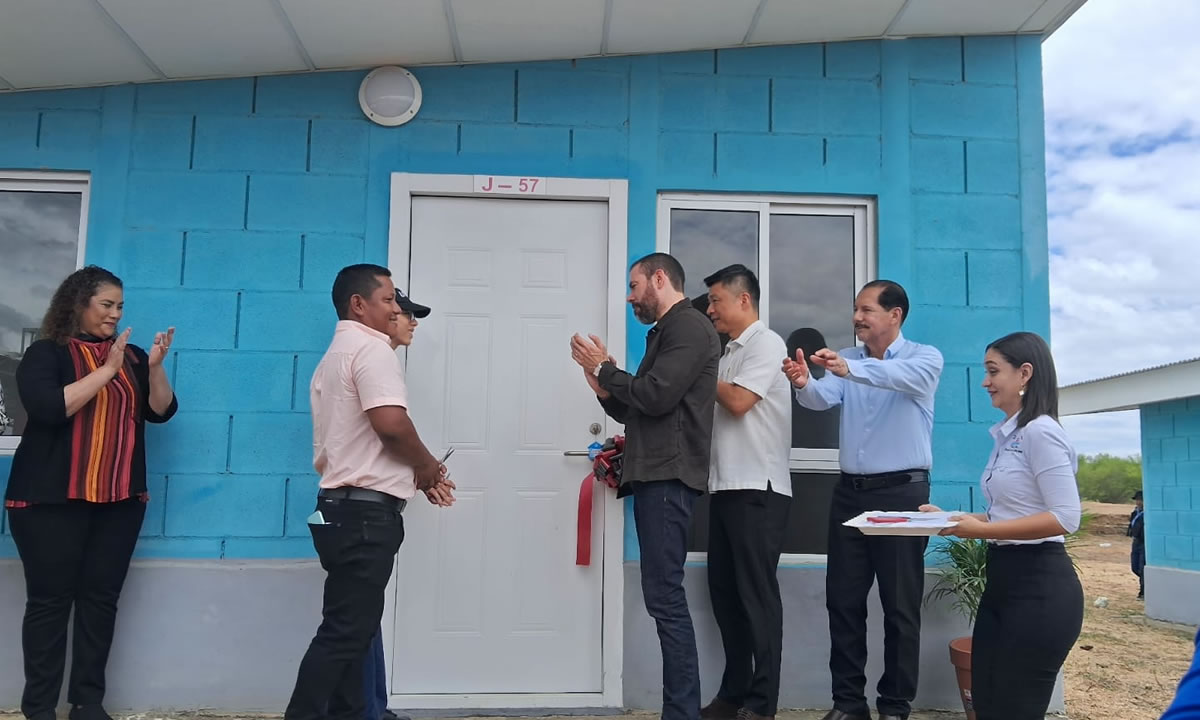 100 familias reciben las llaves de su nuevo hogar en la Urbanización Nuevas Victorias