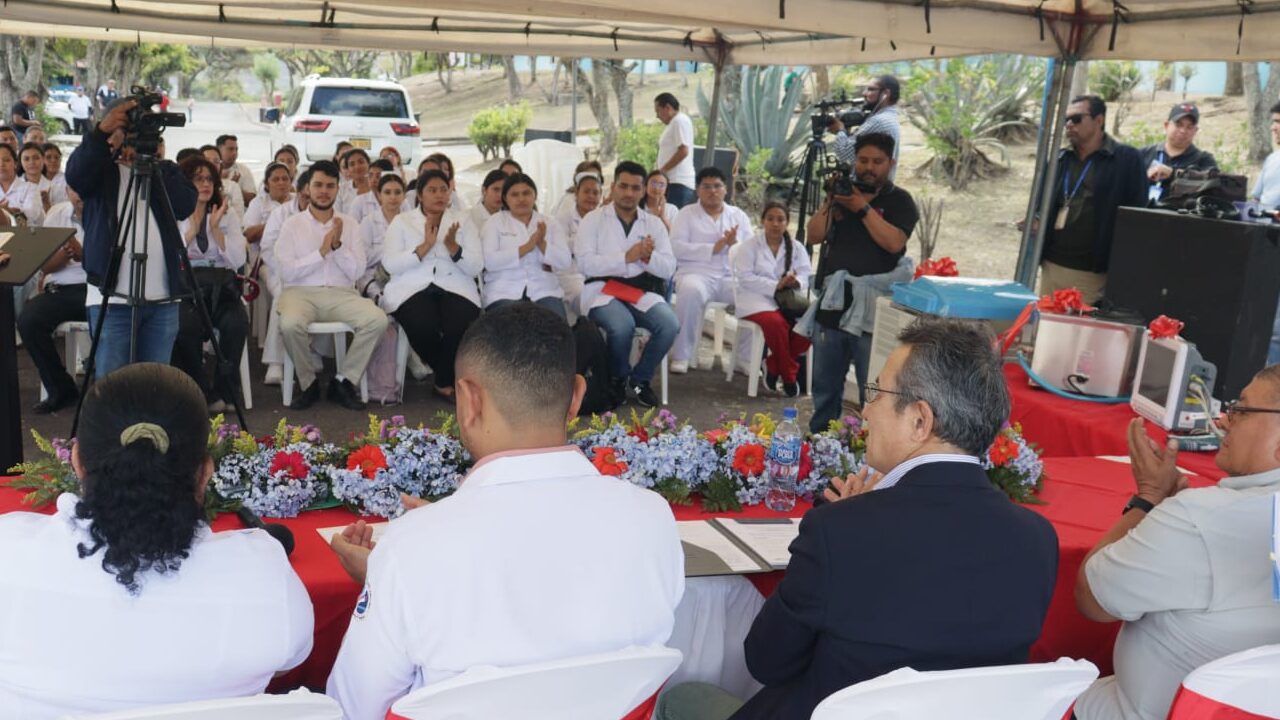 Embajada de Japón en Nicaragua entrega equipo médico a hospital de Matagalpa