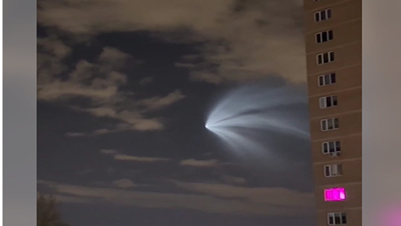 Extraña “medusa cósmica” ilumina el cielo y sorprende en Rusia