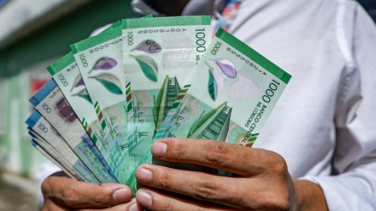 Gobierno adelanta pago de salario a 128 mil trabajadores