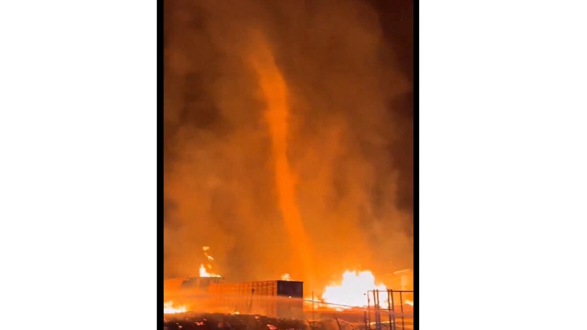 Impactante tornado de fuego se eleva en incendio industrial en España