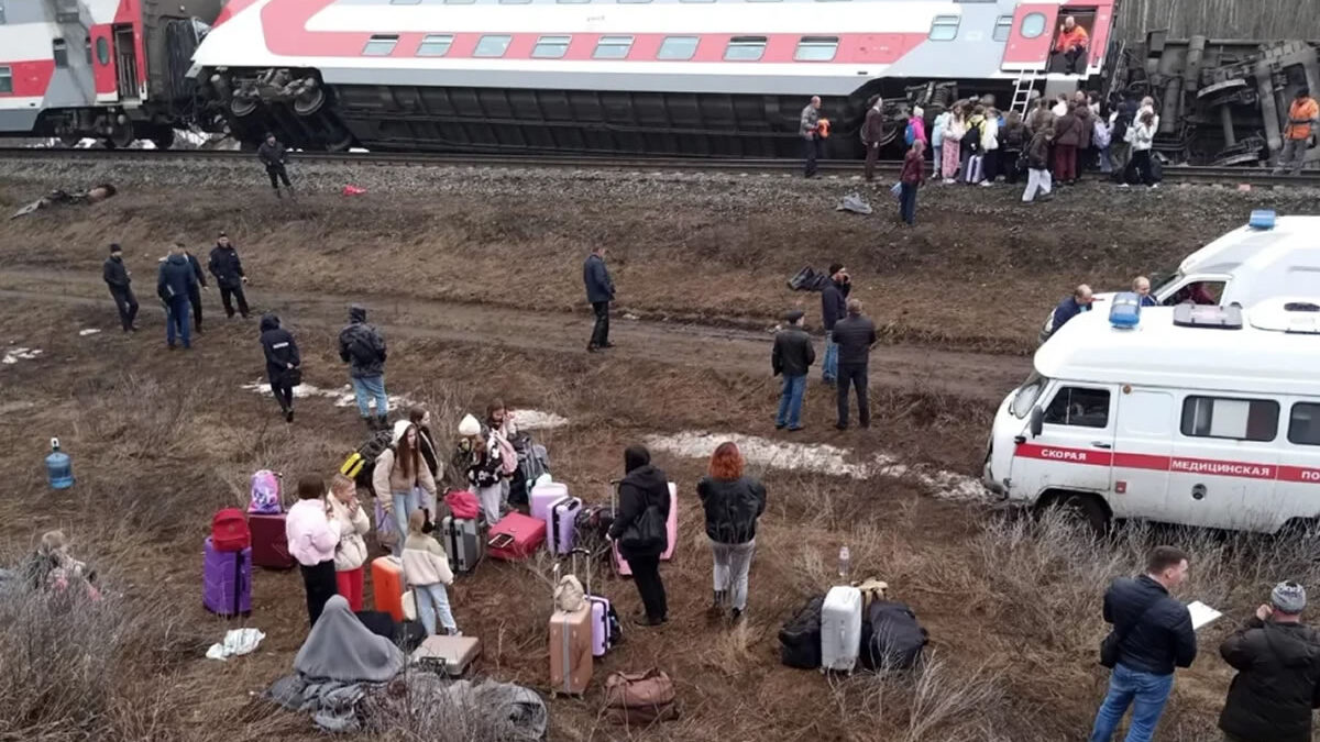 Un tren con más de 400 pasajeros se descarrila en Rusia