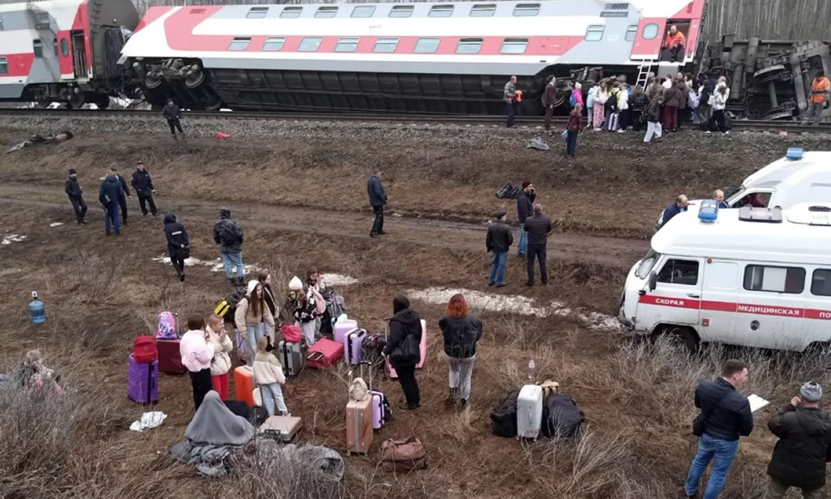 Un tren con más de 400 pasajeros se descarrila en Rusia