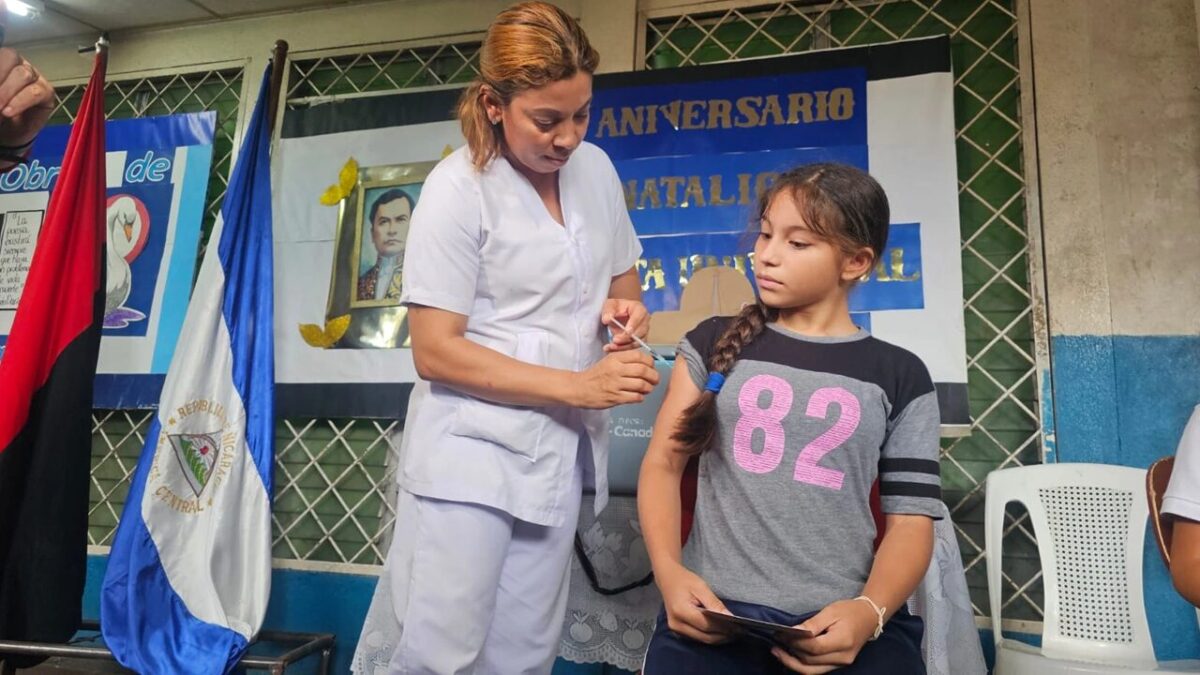 Estudiantes del colegio Rubén Darío fueron vacunados contra el VPH