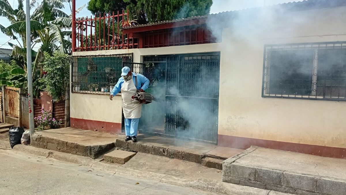 Autoridades de salud refuerzan medidas contra el dengue ante la llegada del invierno