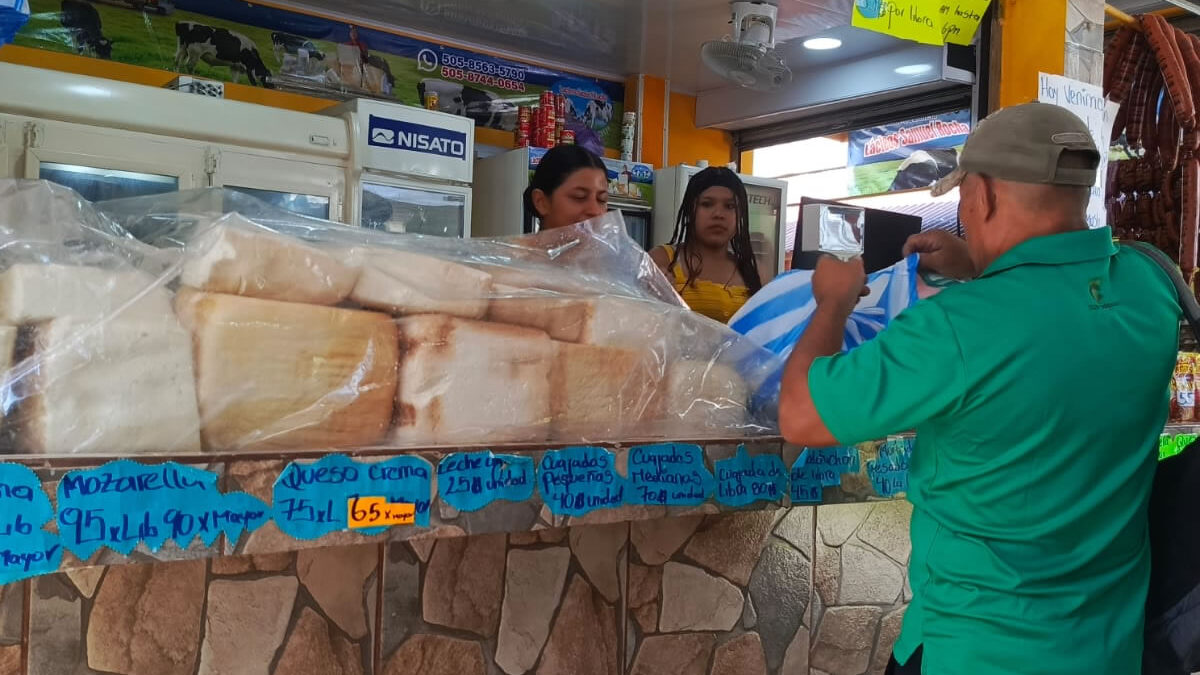 Bajan los precios de productos lácteos y avícolas en el mercado Roberto Huembes
