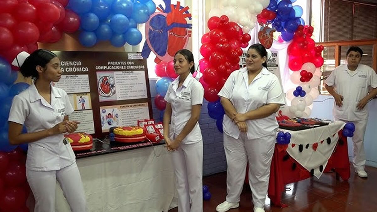 Feria de enfermería destaca compromiso social y formación profesional