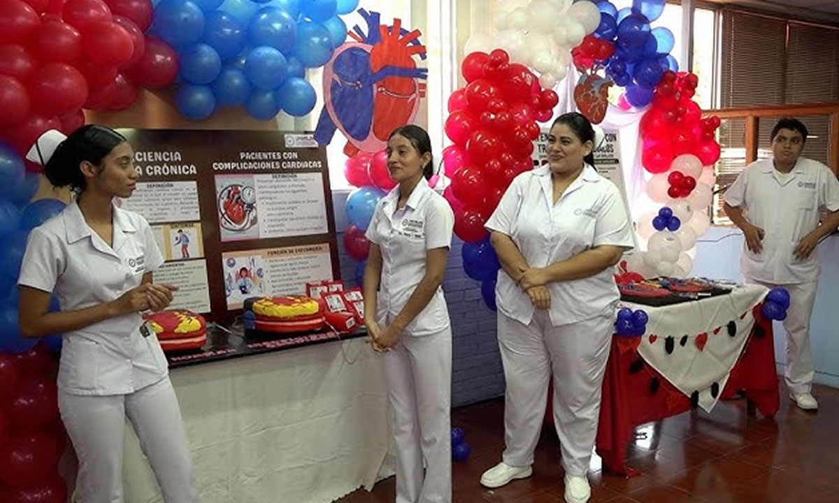 Feria de enfermería destaca compromiso social y formación profesional
