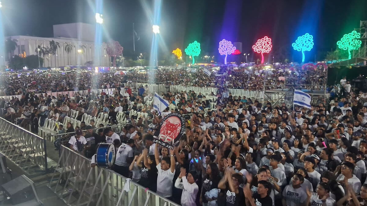 Miles de evangélicos se desbordan en Plaza la Fe por la paz de Nicaragua