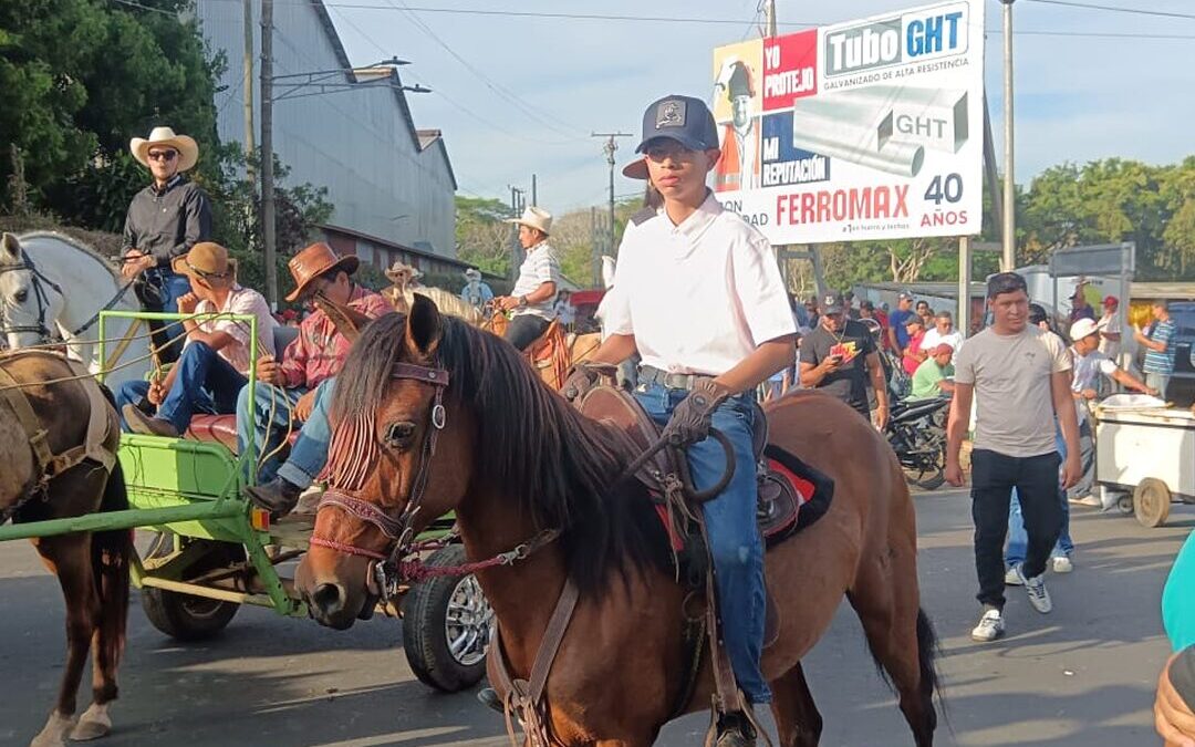 Dolores celebra a La Santa Cruz con reina y desfile hípico