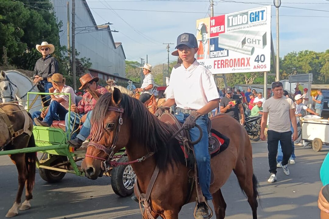 Dolores celebra a La Santa Cruz con reina y desfile hípico
