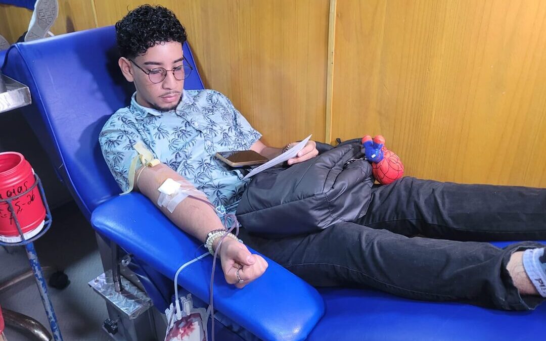 Universitarios se unen en jornada solidaria de donación
