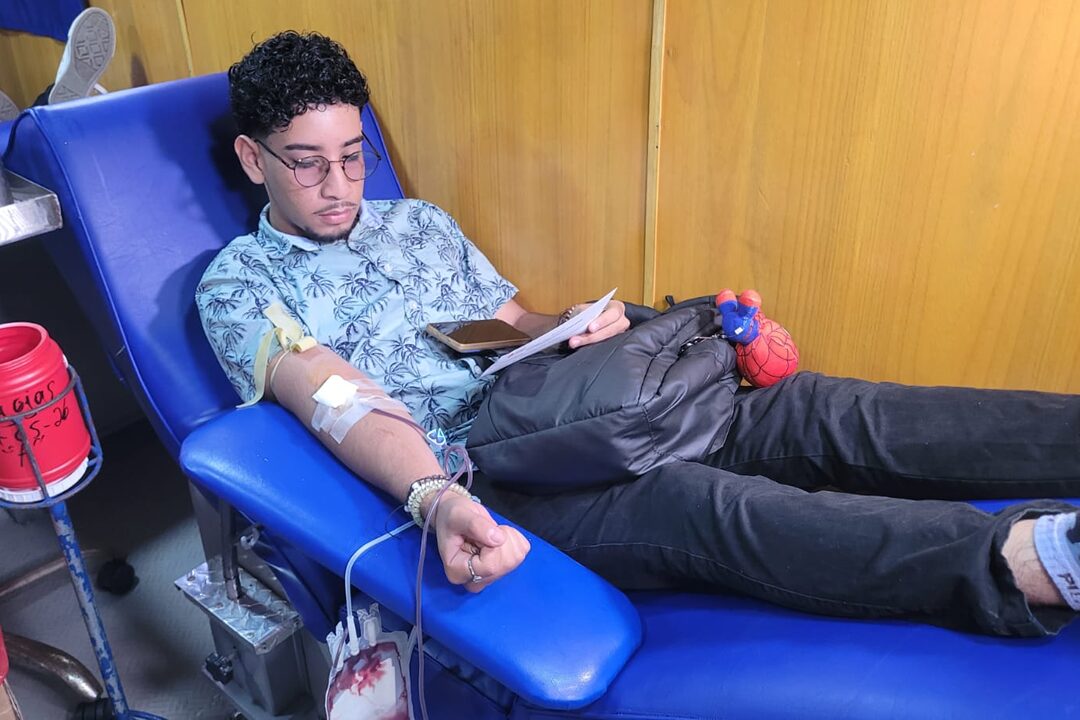 Universitarios se unen en jornada solidaria de donación