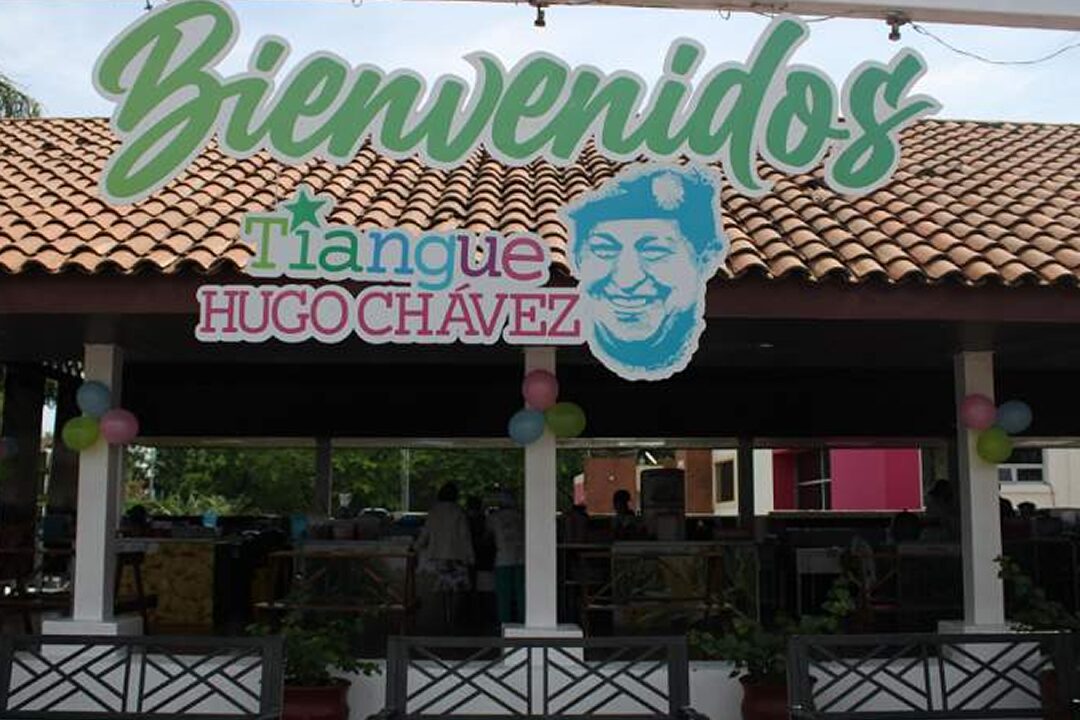 Familias visitan el tiangue Hugo Chávez atraídas por su variada y económica oferta gastronómica