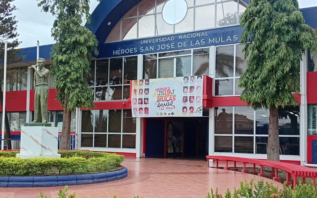 Madres universitarias celebran su día entre estudio y trabajo