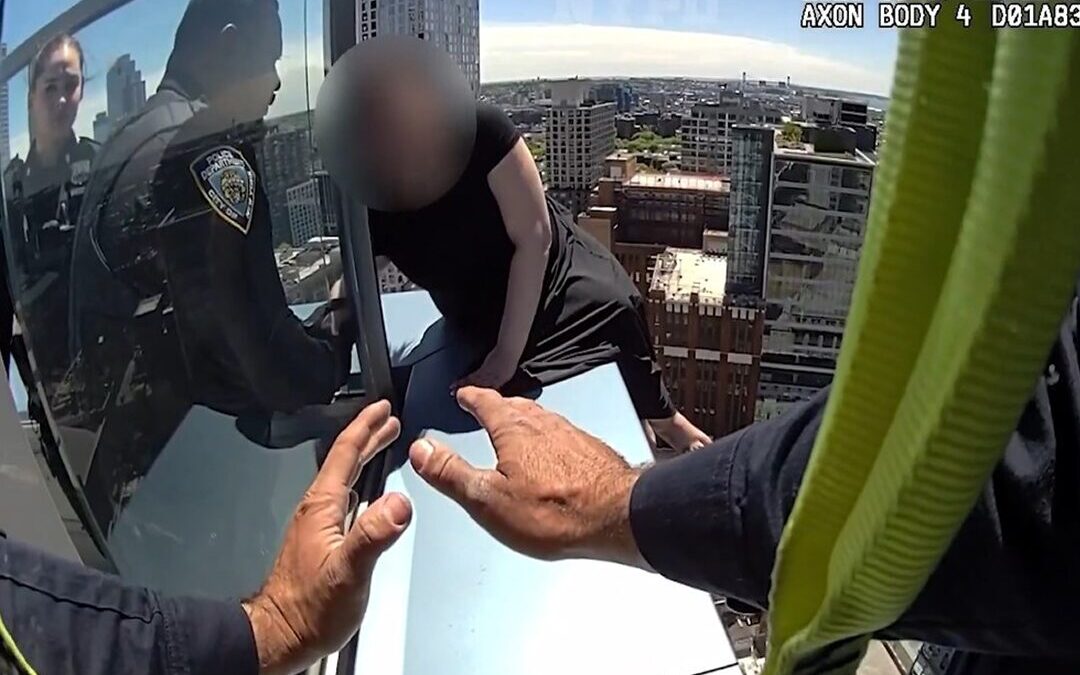 Policías rescata a mujer al borde de un rascacielo en Nueva York