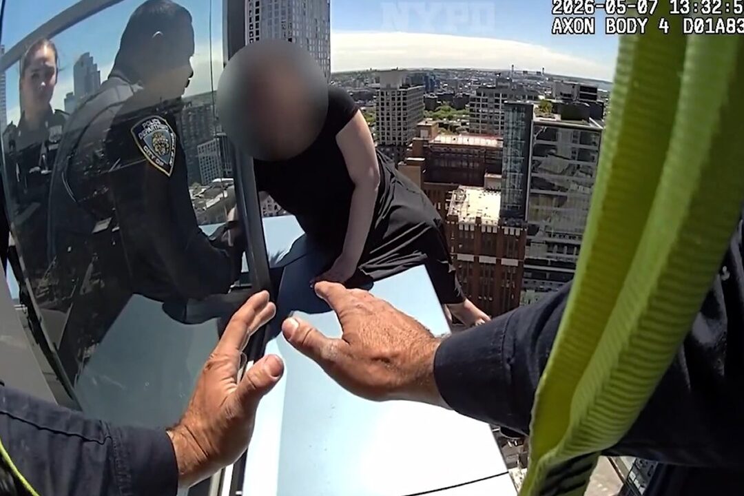 Policías rescata a mujer al borde de un rascacielo en Nueva York