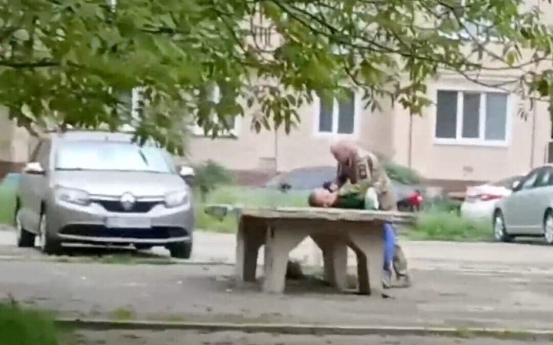Hombre con uniforme militar ataca a niño en Ucrania