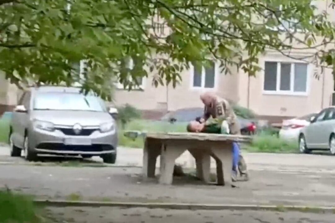 Hombre con uniforme militar ataca a niño en Ucrania