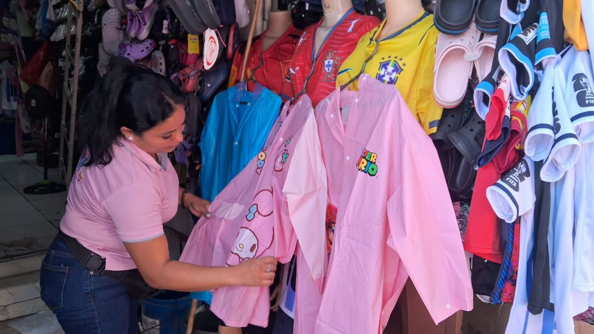 Comerciantes reportan excelentes ventas en artículos para la lluvia