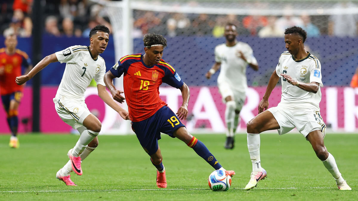 España regresa al juego y aplasta 4-0 a Arabia Saudí