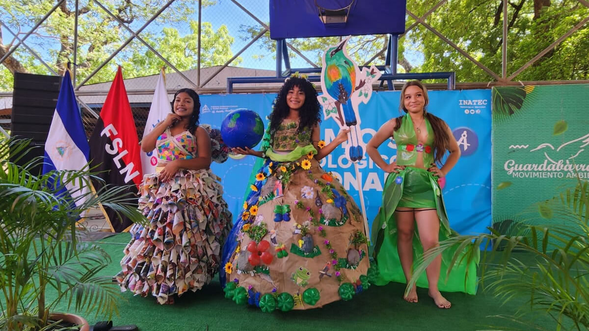 Chicas brillan en el Certamen Reina de la Madre Tierra de Tecnológicos Verdes