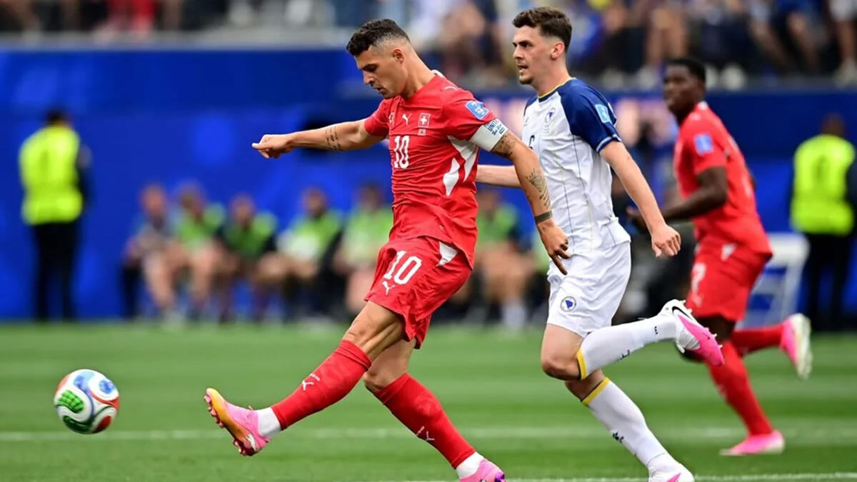 Suiza golea 4-1 a Bosnia y pone un pie en la siguiente ronda