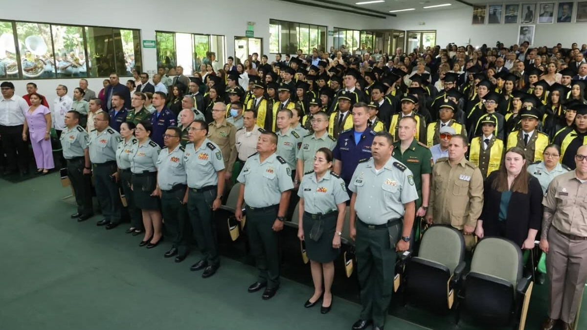 Universidad del Ejército entrega 71 médicos en histórica graduación