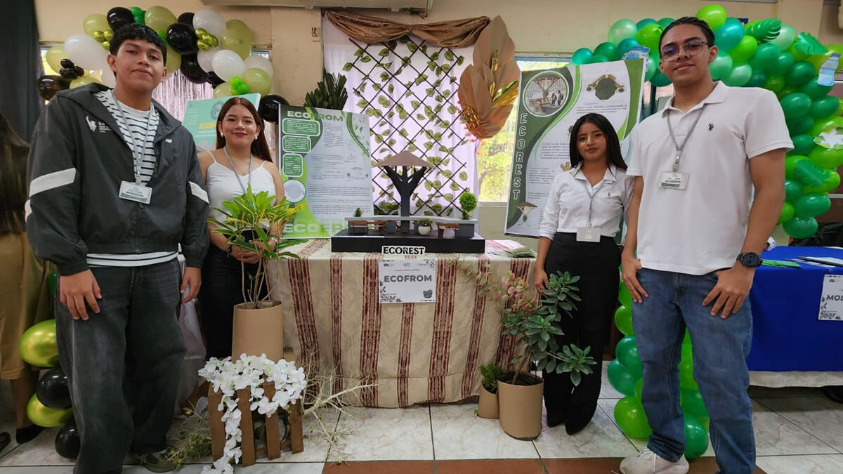 Universitarios presentan más de 50 proyectos de emprendimiento ambiental