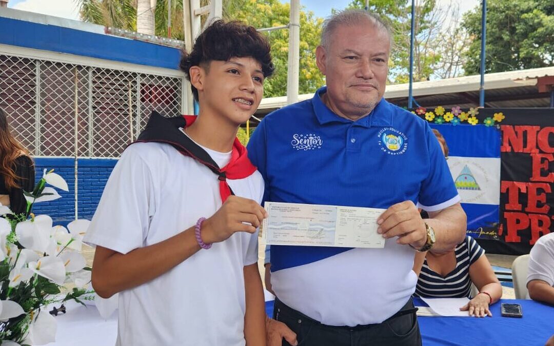 Docentes reciben bono especial en celebración del Día del Maestro