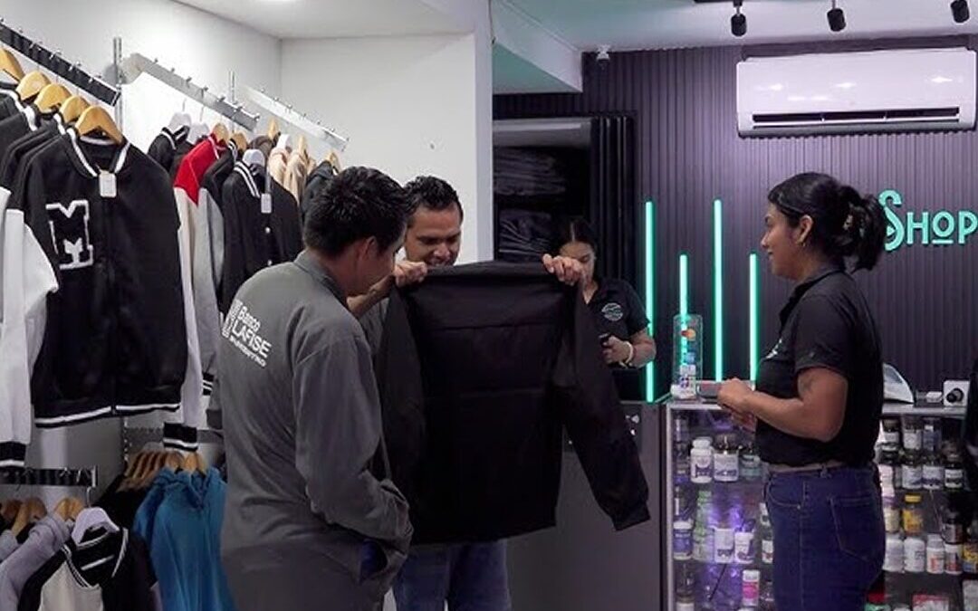 Chaquetas y sudaderas son una gran opción para papá