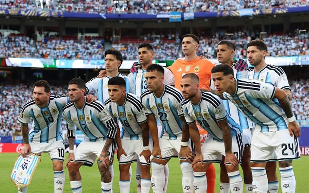 Messi firma triplete y Argentina inicia con triunfo mundialista