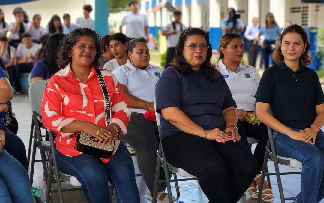Docentes celebran su día reafirmando su compromiso educativo