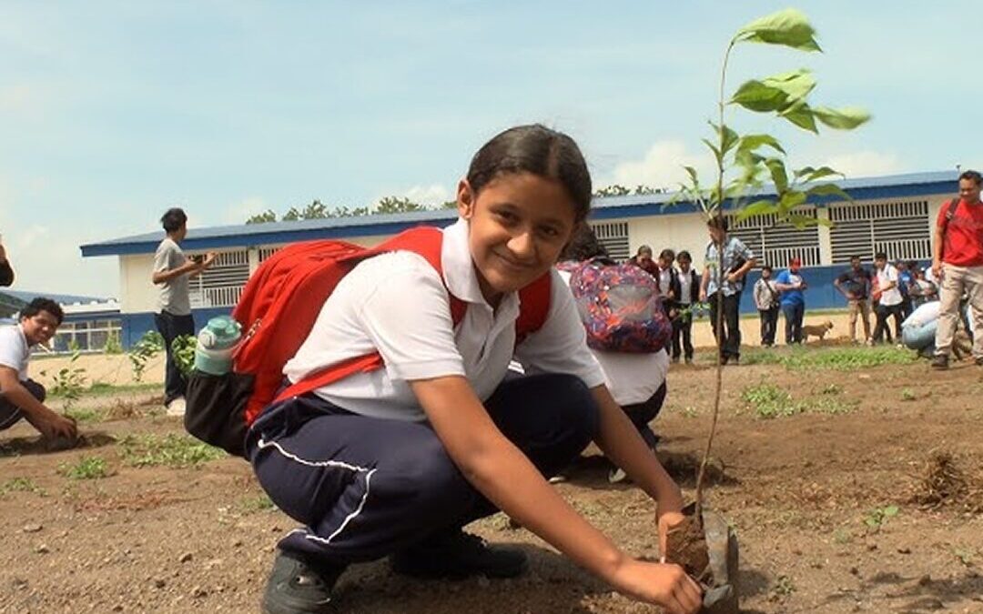 Estudiantes reforestan Centro Educativo Carlos Fonseca Amador