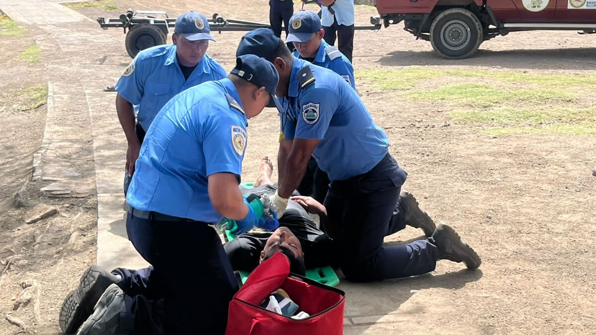 Bomberos se capacitan en técnicas de buceo y rescate en la laguna de Xiloá