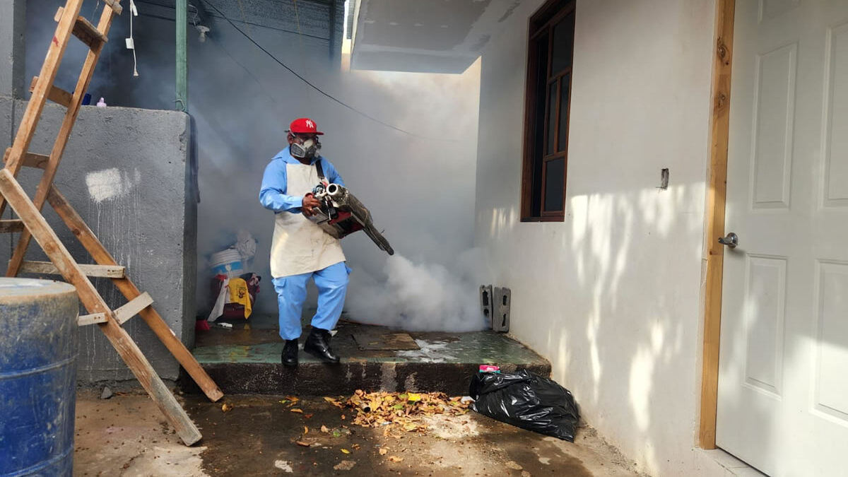 Brigadas de salud aplican Natular y fumigan viviendas en el barrio San Judas