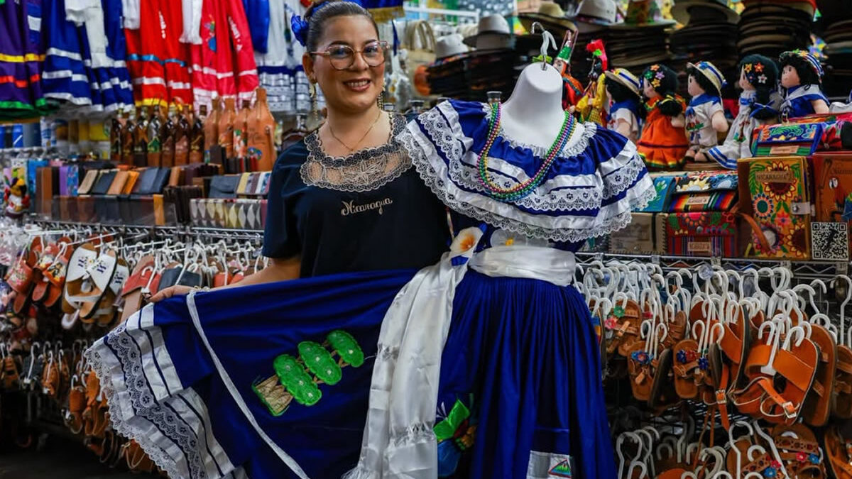 Desfiles patrios impulsarán venta de uniformes y huipiles
