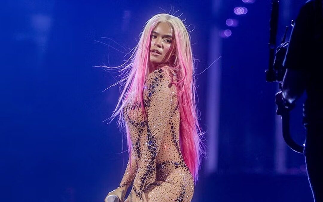 Fanático sorprende a Karol G al subir al escenario en Canadá