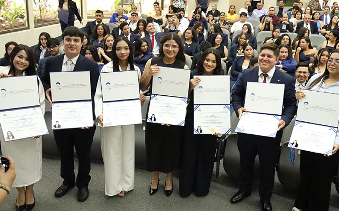 90 nuevos profesionales egresan de la Universidad Nacional Casimiro Sotelo