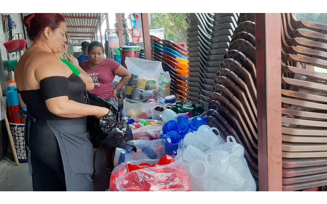 Artículos plásticos mantienen alta demanda por la Gritería Chiquita