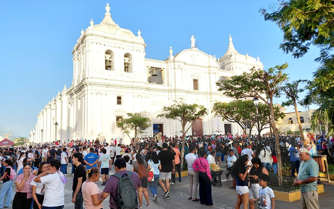 Miles de familias acompañan el tradicional grito de La Purísima en León