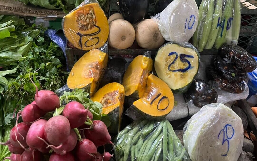 Papa, tomate y ajo suben; carnes mantienen precios