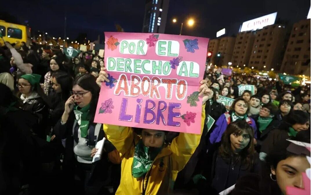 Chile: miles marchan en contra de proyecto que restringe el aborto legal